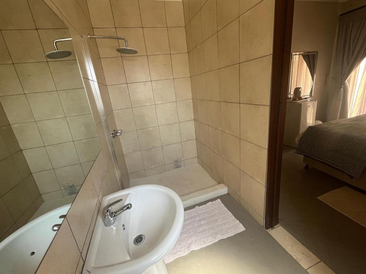 Toro Guest House Rustenburg Exterior foto